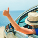 Fille voiture pouce lev&eacute;