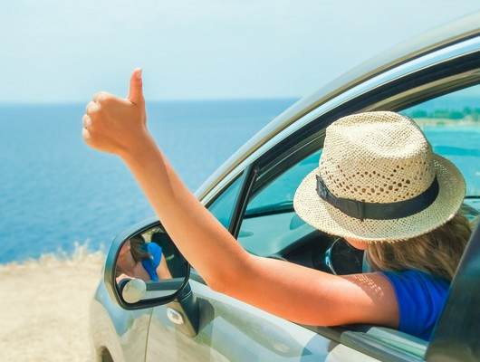 Fille voiture pouce lev&eacute;
